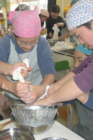 とうふ作り授業風景